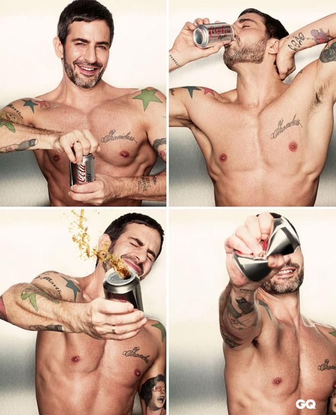 馬克哥Marc Jacobs獻技，在低卡可樂(Light Coke)廣告中大方裸露苦練許久的健美身材。圖／GQ提供