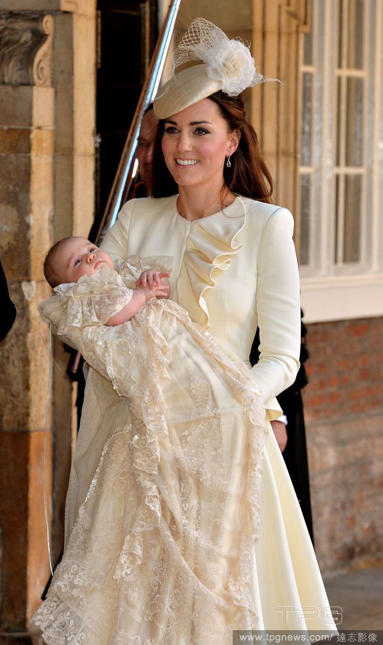 凱特王妃（Kate Middleton）穿了一身 Alexander McQueen 套裝，抱喬治小王子參加受洗典禮。圖／達志影像