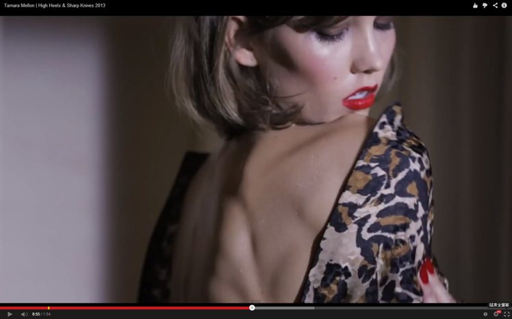 Karlie Kloss在 Tamara Mellon 的微電影中盡展性感嫵媚的模樣。圖／擷取自Tamara Mellon官方YouTube