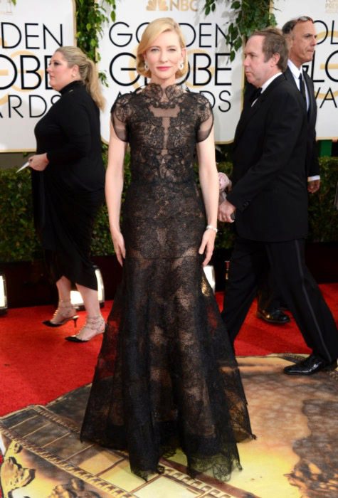 以《藍色茉莉》一片入圍劇情類最佳女主角的凱特布蘭琪，選擇代言品牌 Armani 的黑色蕾絲透膚禮服現身紅毯。圖／美聯社