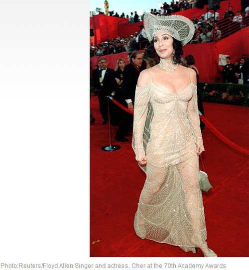 雪兒在1998年的奧斯卡獎上把自己弄成了自由女神，一身過度裸露的服裝搭配詭異的帽子，讓人不忍直視。圖／擷取自au.ibtimes.com