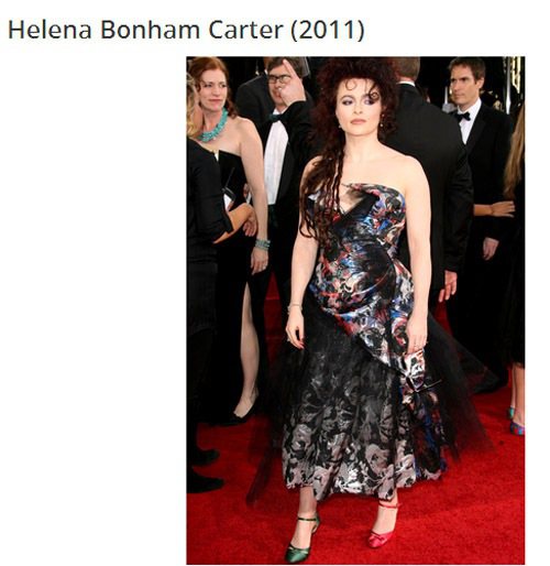 海倫娜波漢卡特在2011金球獎穿了一身黑紗拼接花布洋裝，搭配莓紅色、墨綠色各一雙的高跟鞋，讓人看了忍不住在腦中迸出「什麼跟什麼啊～」的OS。圖／擷取自sheknows.com