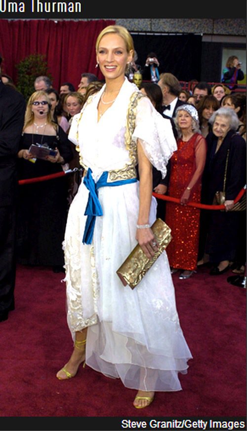 鄔瑪舒曼在2004年的奧斯卡紅毯上穿了件白色蓬袖宮廷風禮服，她以金色、藍色拼接的印花背心點綴整身造型，複雜度超高的服裝線條看起來拖泥帶水到一種極致境界。圖／擷取自eonline.com