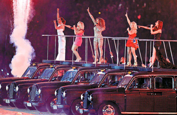 以「英國音樂饗宴」為主題的倫敦奧運閉幕式，辣妹合唱團站在英式計程車上賣力演出。圖／路透