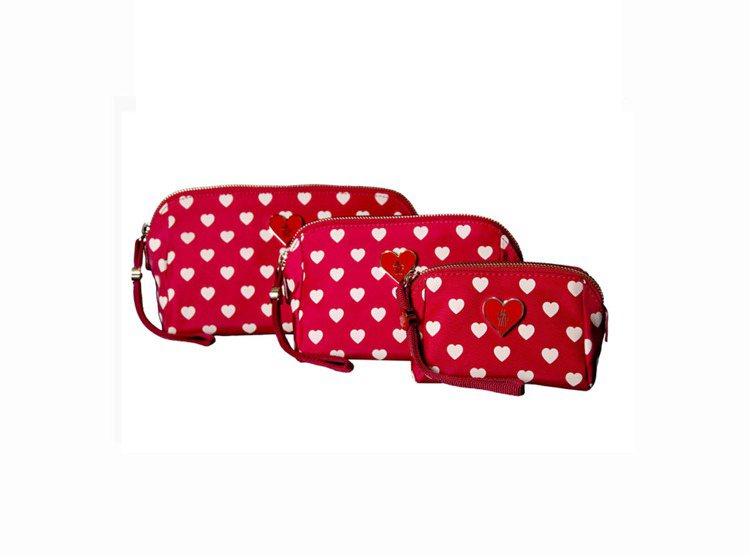 (右至左)Moncler春夏女裝配件愛心萬用包，售價6,600元（大、中）、5,350元（小）。圖／Moncler提供