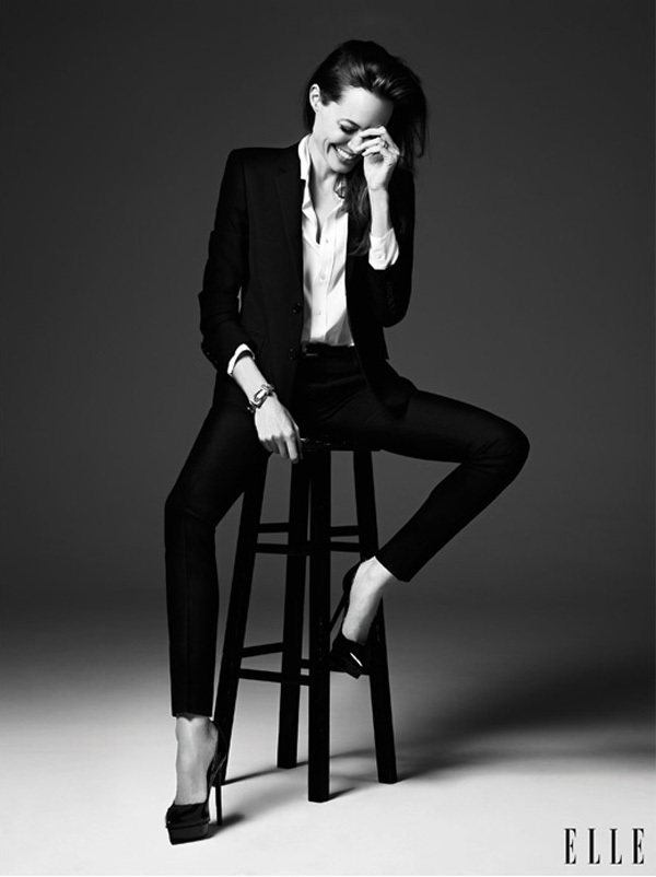 安潔莉娜裘莉近日在剛曝光的 ELLE 雜誌六月號封面人物專題中，穿上 Saint Laurent 最著名的煙裝（le smoking）入鏡，展示她獨一無二的帥氣性感。圖／擷取自ELLE官網