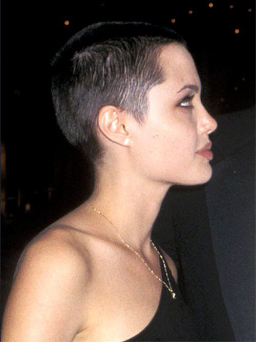 安潔莉娜裘莉在1998年為HBO自製電影落髮。圖／擷取自tvguide.com