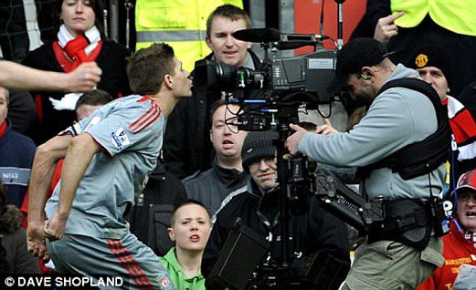 傑拉德進球熱愛的慶祝動作之一：親吻鏡頭。圖／擷取自英國每日郵報