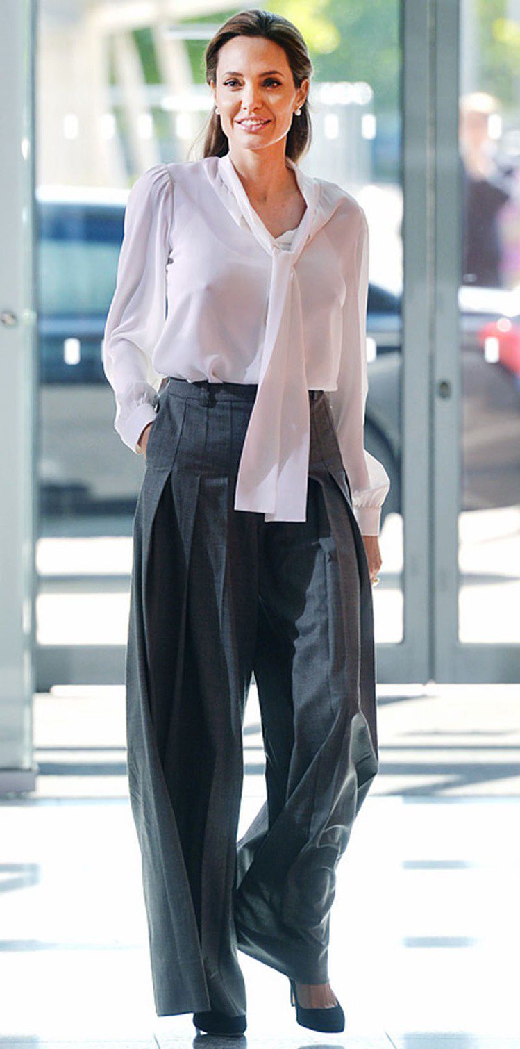 安潔莉娜裘莉連兩日選擇 Michael Kors 的服裝展現知性美。圖／擷取自instyle.com