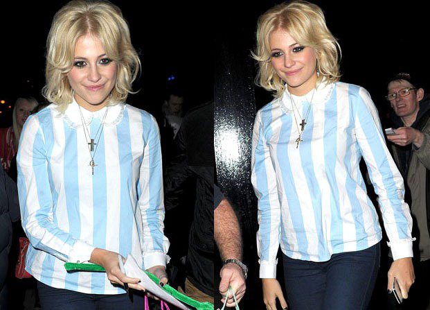 英國音樂精靈 Pixie Lott 曾被拍到身穿與阿根廷隊服同樣配色的上衣參加活動。用可愛的小圓領上衣當作內搭，讓一身球衣風格流露出時尚女人味。圖／擷取自funkyhead.co.uk