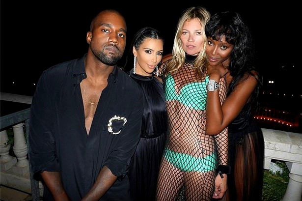 凱特摩絲（右二）在 Riccardo Tisci 的生日派對上身穿一件螢光綠比基尼外搭連身網衣，驚人的糟糕造型讓許多時尚評論家嚇傻。圖／擷取自英國鏡報