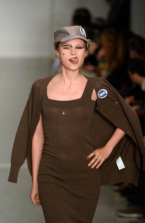 Vivienne Westwood軍綠色勁裝，融入街頭運動時尚。圖／歐新社