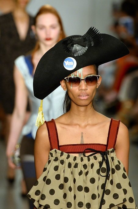 Vivienne Westwood伸展台上，模特兒配掛支持蘇獨的胸針。圖／歐新社