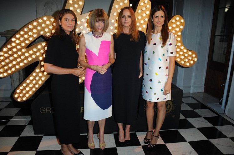 Stella McCartney (右二)日前在倫敦舉辦「紅毯」環保派對，邀請NatalieMassenet(左)、Anna Wintour(左二)和 Livia Firth(右)與會。圖／Club Designer提供