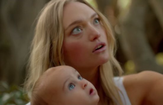 精靈超模 Gemma Ward 在新廣告中展現母愛。圖／擷自youtube
