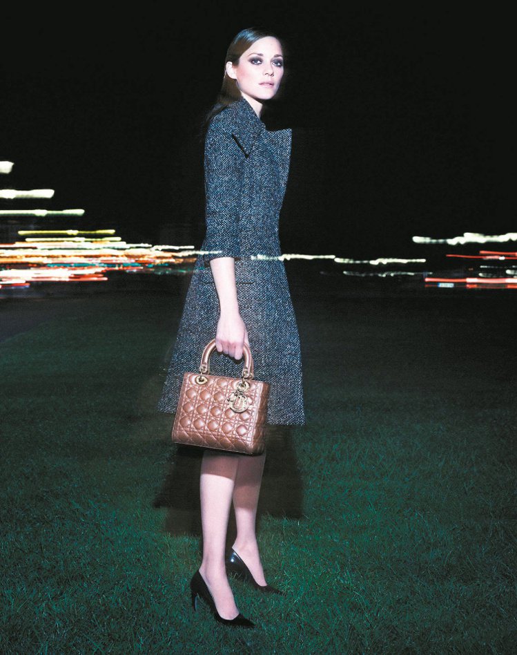 瑪莉詠科蒂亞穿Dior新款早春灰色羊毛大衣、高跟鞋，詮釋Lady Dior香檳色鱷魚皮款，要價54萬元。圖／Dior提供