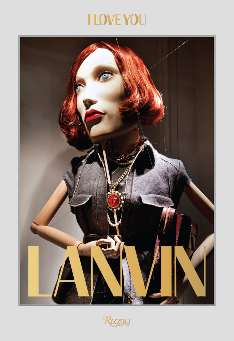 LANVIN 櫥窗設計向來充滿故事性，也反映著品牌每季不同的服裝風格。歡慶2015年浪凡邁入125週年，創意總監 Alber Elbaz 日前發表新書《Lanvin：I Love You》。圖／LANVIN提供