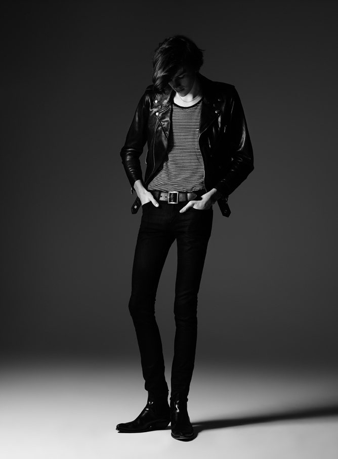 Dylan Brosnan 以瘦高的身材演繹新Saint Laurent Permanent 系列服裝。圖／擷自ysl.com