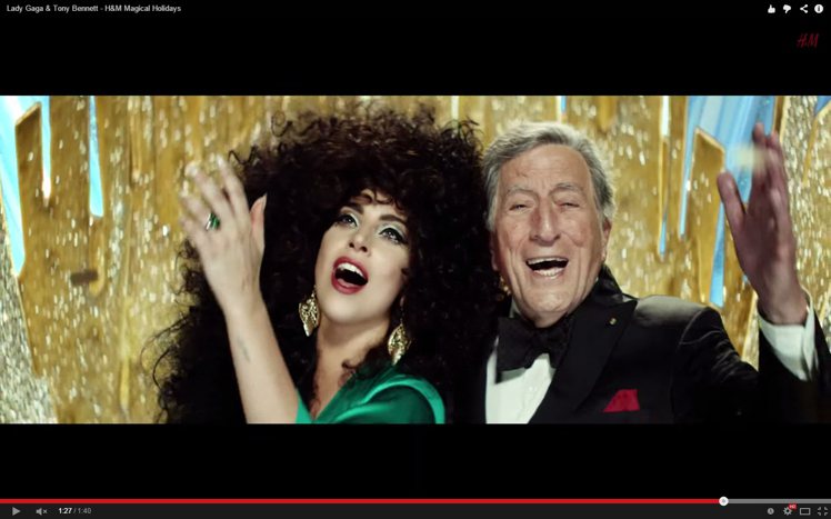 女神卡卡與老牌歌手東尼班奈特（Tony Bennett）日前在 H&M 耶誕節廣告裡高歌。圖／擷自youtube