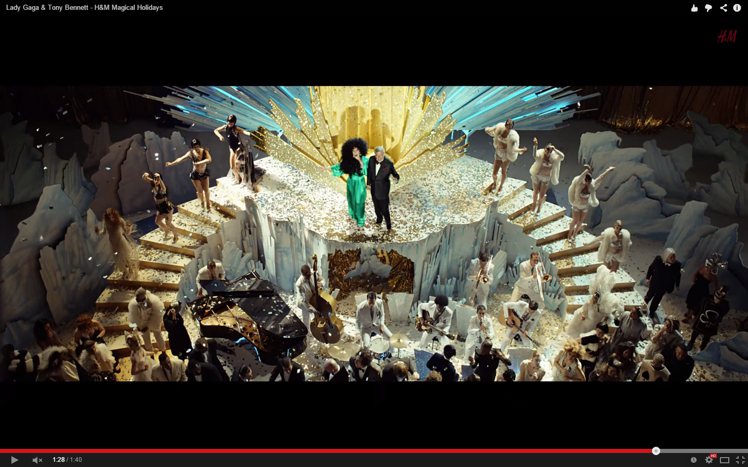 女神卡卡與老牌歌手東尼班奈特（Tony Bennett）日前在 H&M 耶誕節廣告裡高歌。圖／擷自youtube