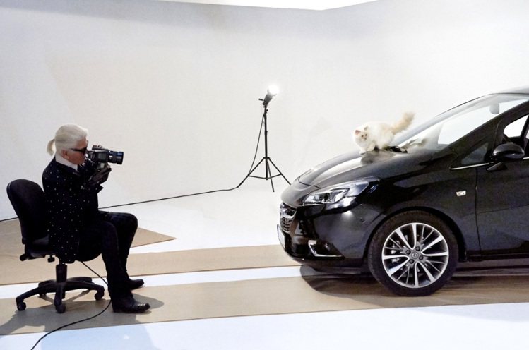 拉格斐前陣子花了12小時親自掌鏡，為Opel新車Corsa和他的寵物拍照，製作2015年月曆。圖／OPEL提供