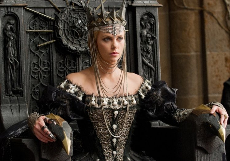 莎莉賽隆在《公主與狩獵者》飾演白雪公主的後母。圖／UIP提供