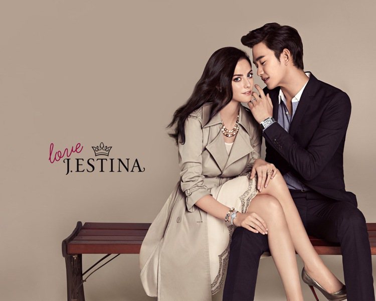 凱亞絲柯黛蘭莉歐曾和金秀賢擔任韓國飾品品牌 J.ESTINA 的代言人。圖／擷自en.korea.com