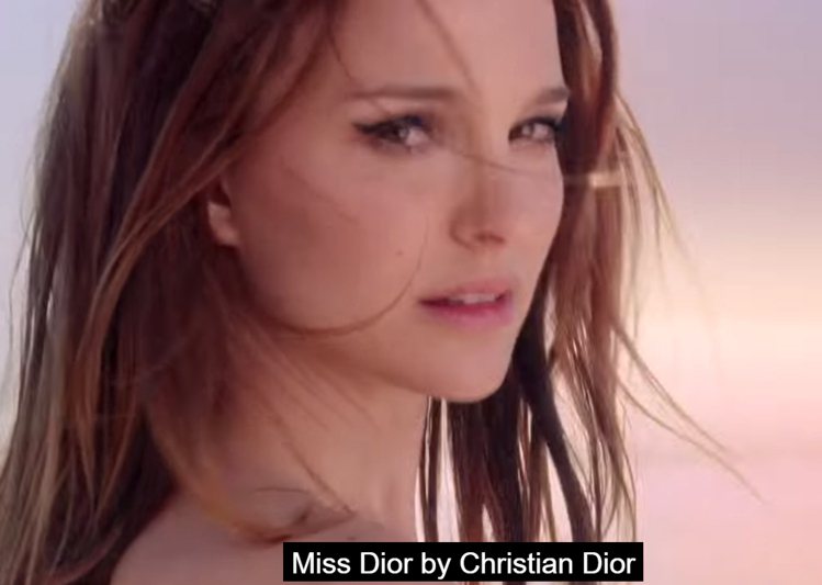 娜塔莉波曼在 Miss Dior 香水廣告中上演落跑新娘戲碼。圖／擷自youtube