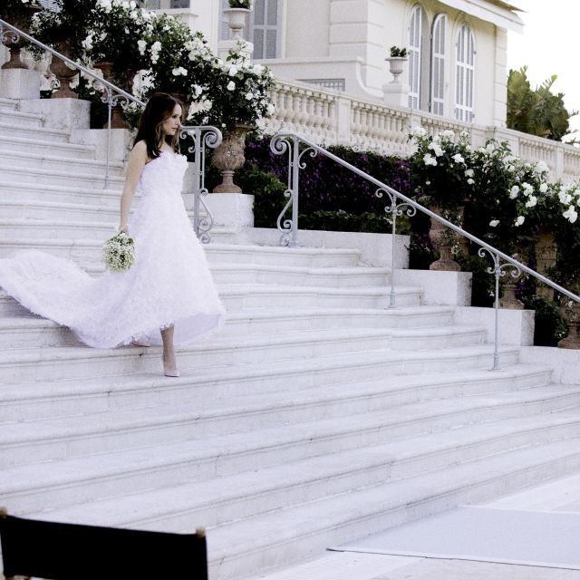 娜塔莉波曼在 Miss Dior 香水廣告中上演落跑新娘戲碼。圖／擷自elle.com