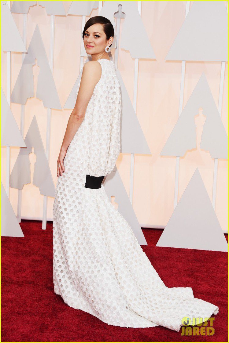 瑪莉詠柯蒂亞以一襲 Dior 高級訂製服優雅亮相奧斯卡紅毯。圖／擷自justjared.com