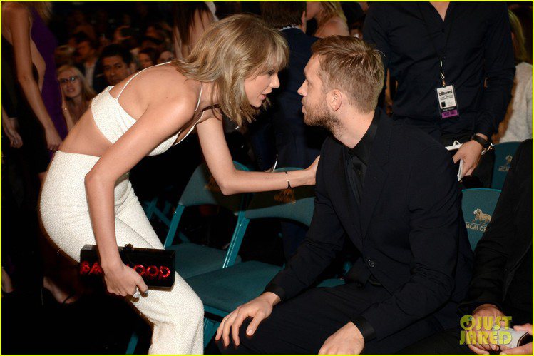 泰勒絲日前出席 2015告示牌音樂獎（Billboard Music Awards），和男友凱文哈里斯（Calvin Harris）互動親密。圖／擷自justjared.com