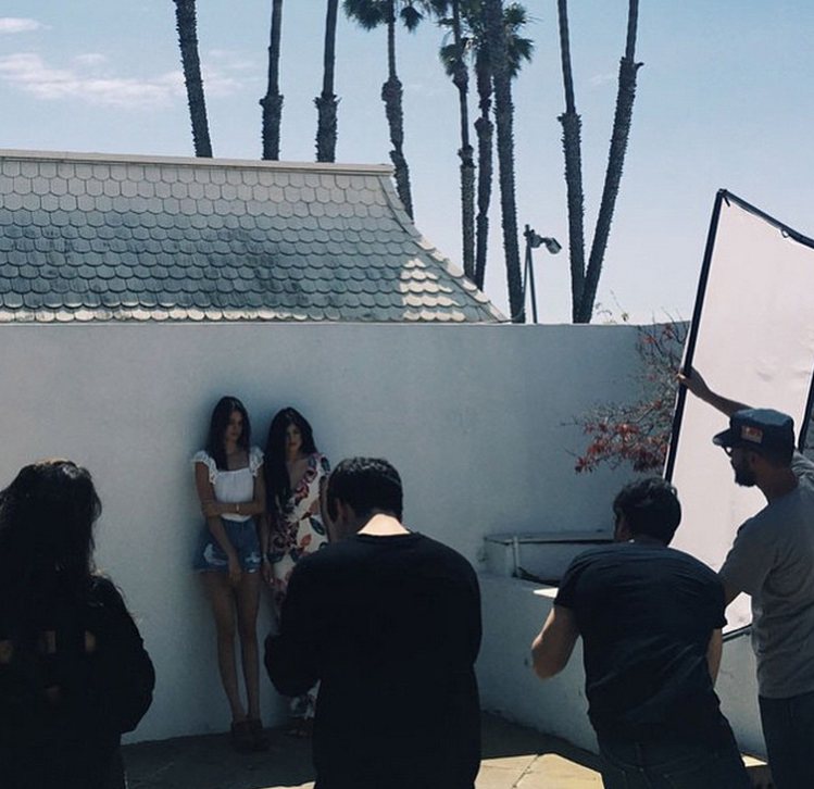 坎達爾珍娜（Kendall Jenner）與妹妹 Kylie Jenner 火熱代言Topshop 新系列服裝。圖／擷自instagram