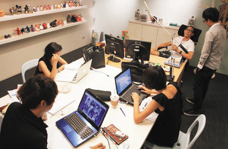 蔣友柏(右二)在亞洲大學開設計課，挑選幾位同學到設計公司實習。記者陳志曲／攝影