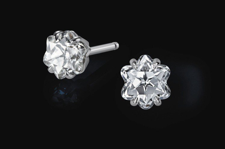 Seven Stars七星系列高級珠寶Annette安妮塔鑽石耳環，18K白金分別鑲嵌0.54克拉萬寶龍六角星鑽，56萬元。圖／萬寶龍提供