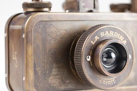 2月新品－特別版 La Sardina 相機以懷舊古銅外殼展現歲月的洗練，述說一段段刺激驚險的西部羅曼史。圖／Lomography提供