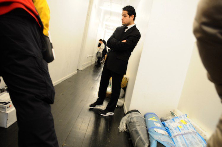 王大仁的工作室6日有保安員在場守衛，長廊後可見有人在做事，但是與傳統的華埠衣廠並不相似。記者簡一夫／攝影