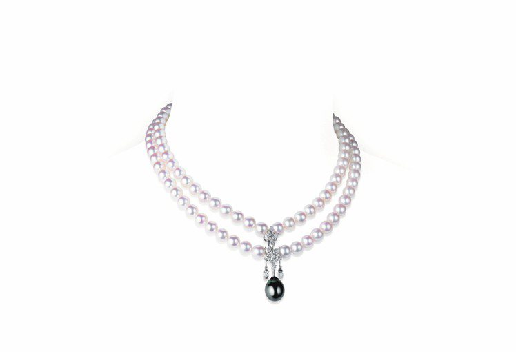 吳佩慈配戴的南洋黑珍珠與日本珍珠鑽石項鍊，180萬元。圖／MIKIMOTO提供