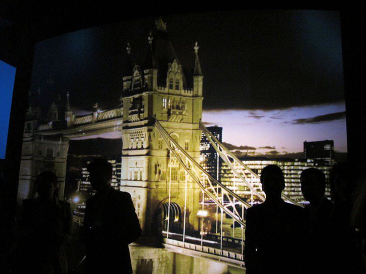 派對入口處的螢幕播放倫敦景色。記者吳曉涵／攝影