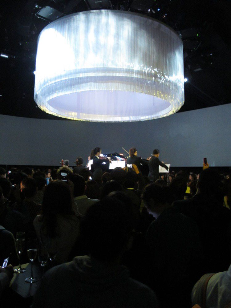 派對場內以360°環形螢幕加上圓形主舞台構成。記者吳曉涵／攝影