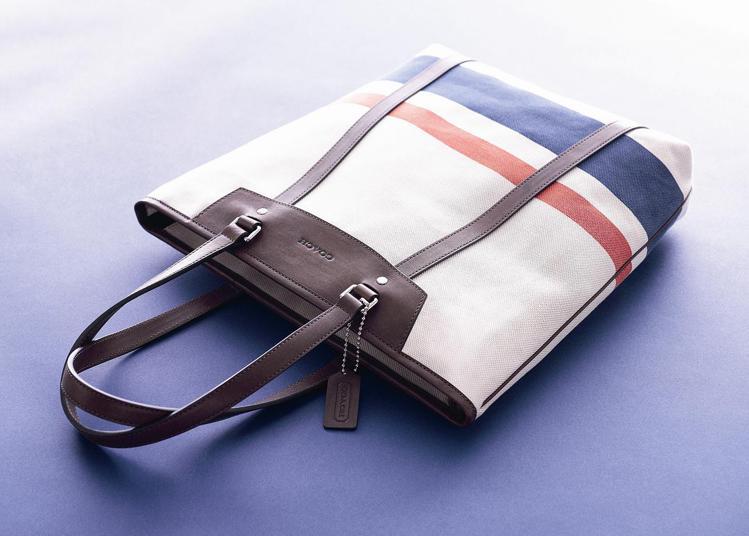 COACH的BLEECKER帆布手提包，20,400元。圖／COACH提供