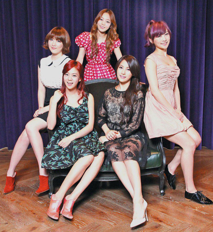 韓國女子團體KARA穿MIU MIU春夏裝，展現甜美風格。記者陳俊吉／攝影