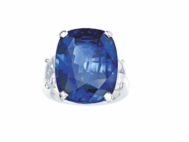 頂級藍寶石鑽戒，鉑金鑲嵌重22.73克拉藍寶石，兩側鑲襯2顆總重約1.70克拉半月形鑽石，4,300萬元。圖／BVLGARI提供