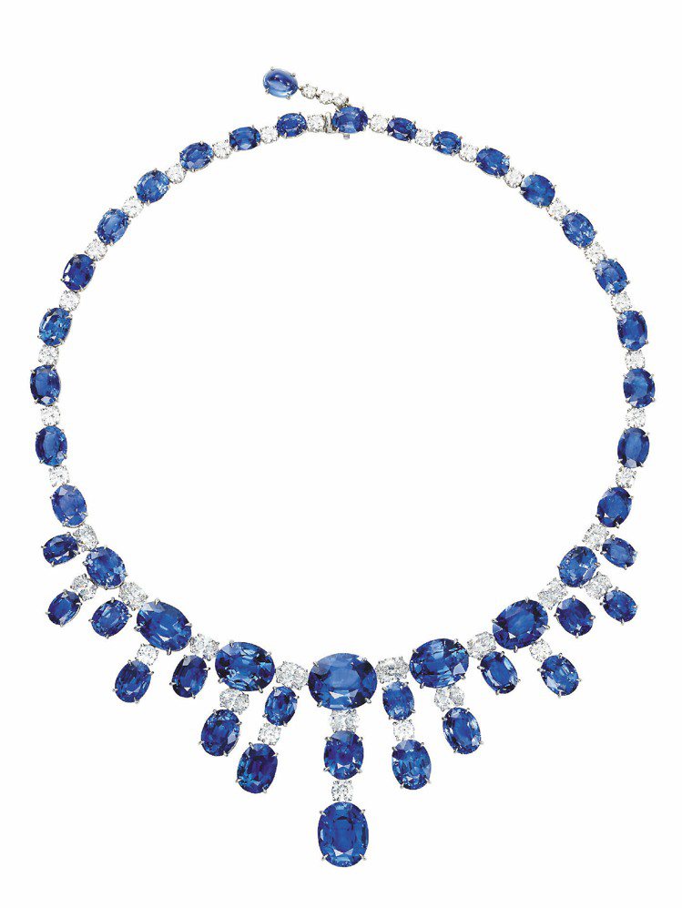頂級藍寶石鑽石項鍊，鉑金鑲嵌46顆總重167.30克拉斯里蘭卡橢圓藍寶石，搭配不同切割鑽石和蛋面切割藍寶石，約5,400萬元。圖／BVLGARI提供
