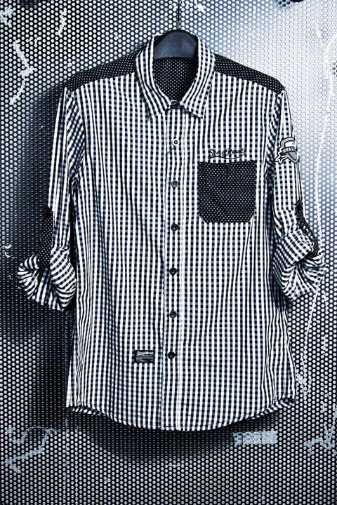 黑白襯衫（1,880元）黑白相間襯衫，顏色低調但搶眼，身形顯瘦拉長。圖／TVBS周刊提供