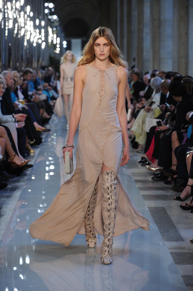 Ferragamo以柔美的禮服搭配蛇紋長靴，詮釋剛柔並濟的美感。圖／Ferragamo提供