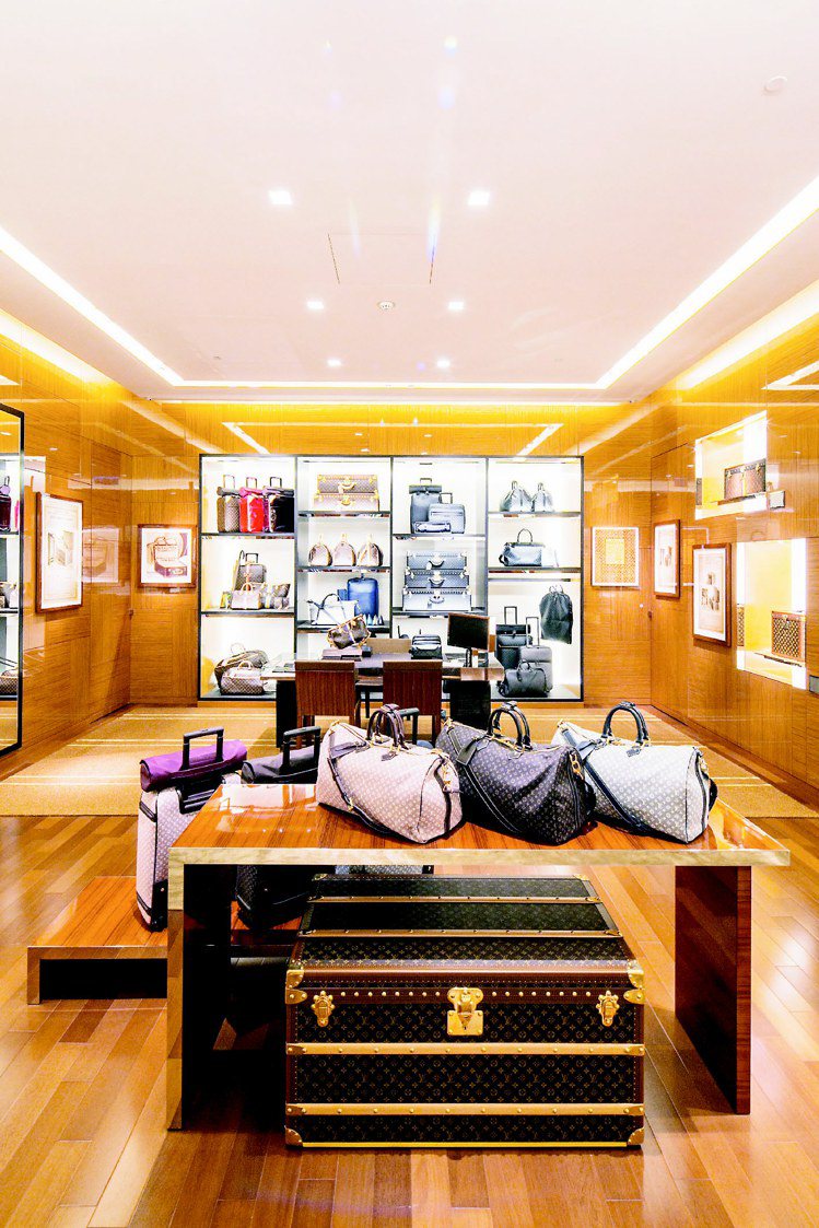 LV在高雄漢神巨蛋店打造專屬行李箱專區，呼應品牌旅行文化。圖／LV提供