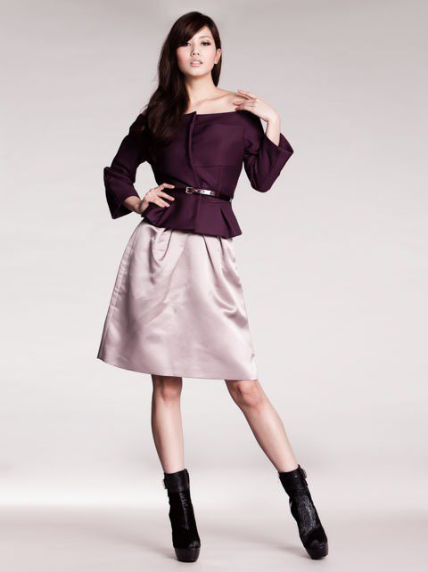 摩登現代的深紫色上衣和柔美的粉色花苞短裙相互輝映。圖／TVBS周刊提供
