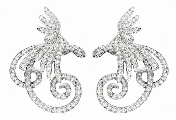 Oiseaux de Paradis 天堂鳥白K金鑽石耳環，售價 213萬8,000元。圖／梵克雅寶提供