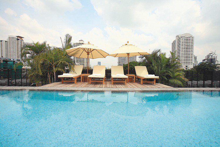 喜歡陽光的葉裕清特別在Cabochon Hotel頂樓，設計了露天游泳池。圖／葉裕清提供