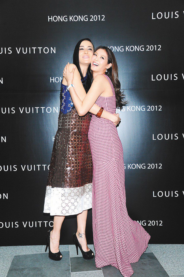 同樣是孕婦的林嘉綺(右)、Lisa S.在香港LV太古廣場新店開幕相見歡，兩人都穿LV早春洋裝。圖／LV提供